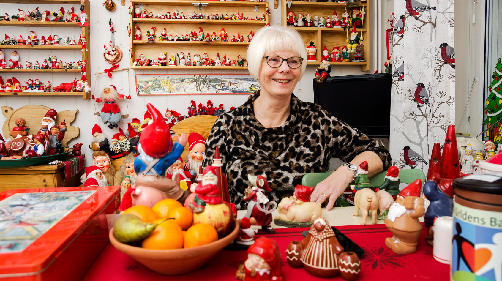 Barbro bjuder ensamma på fika – med 1600 tomtar!