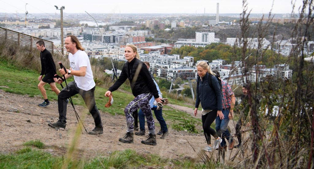 Ola Skinnarmo och Malin Cronqvist tar täten uppför Hammarbybacken.