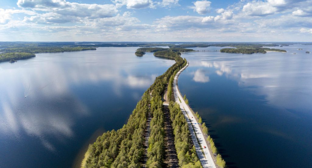 Punkaharjuåsen, en 7 km lång naturlig bro med svindlande vyer över de båda sjöarna Puruvesi och Pihlajavesi.