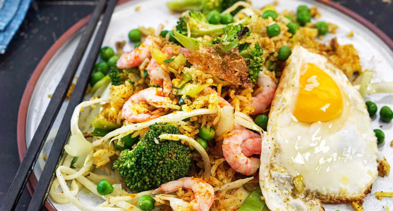 Nasi goreng med räkor och grönsaker