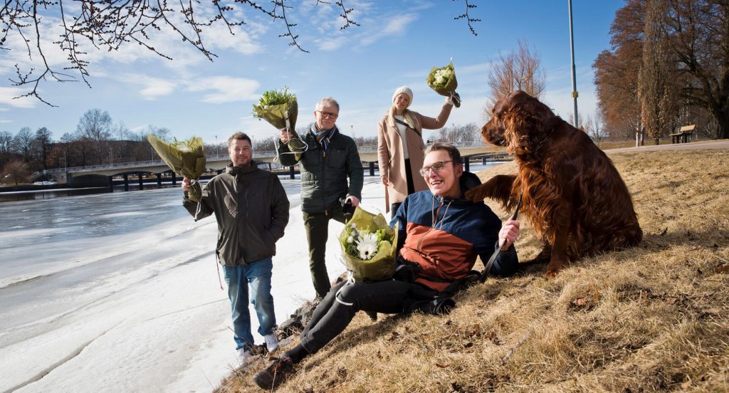 Vilka hjältar! Lars är så tacksam mot Jörgen Carlsson, Jarl Stiernstedt och Kristin Erdefelt. Nu håller han hårt i Ragge.