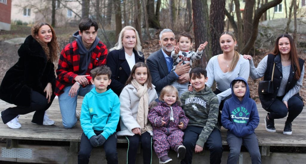 Bakre raden från vänster: Sherin, Noah, mamma Sandra, pappa Taleb med Benjamin i famnen, Yasmin och Nevinne. Främre raden: Gabriel, Haninne, Aida, Adam och Zakarias.