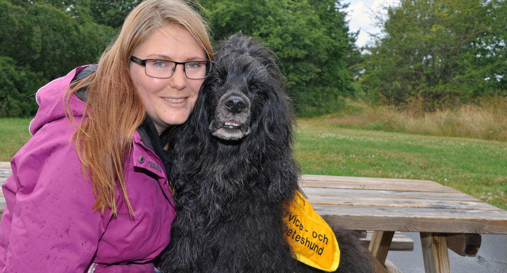 Hunden Diezel håller koll på Emelies diabetes: “Han reagerar snabbare än tester”