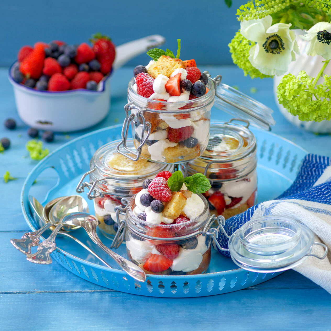 Trifle med amaretto, bär och grädde