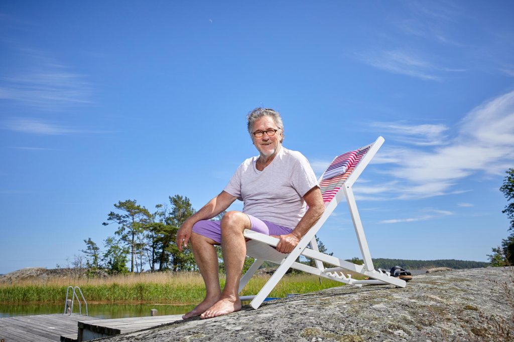 Tommy Körberg sitter gärna vid den egna bryggan | Foto: Thomas Carlgren