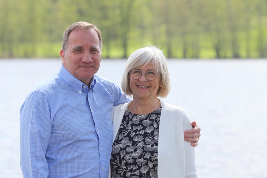 Ulla och Stefan Löfven framför Harpsundssjön. | Foto: Frida Funemyr