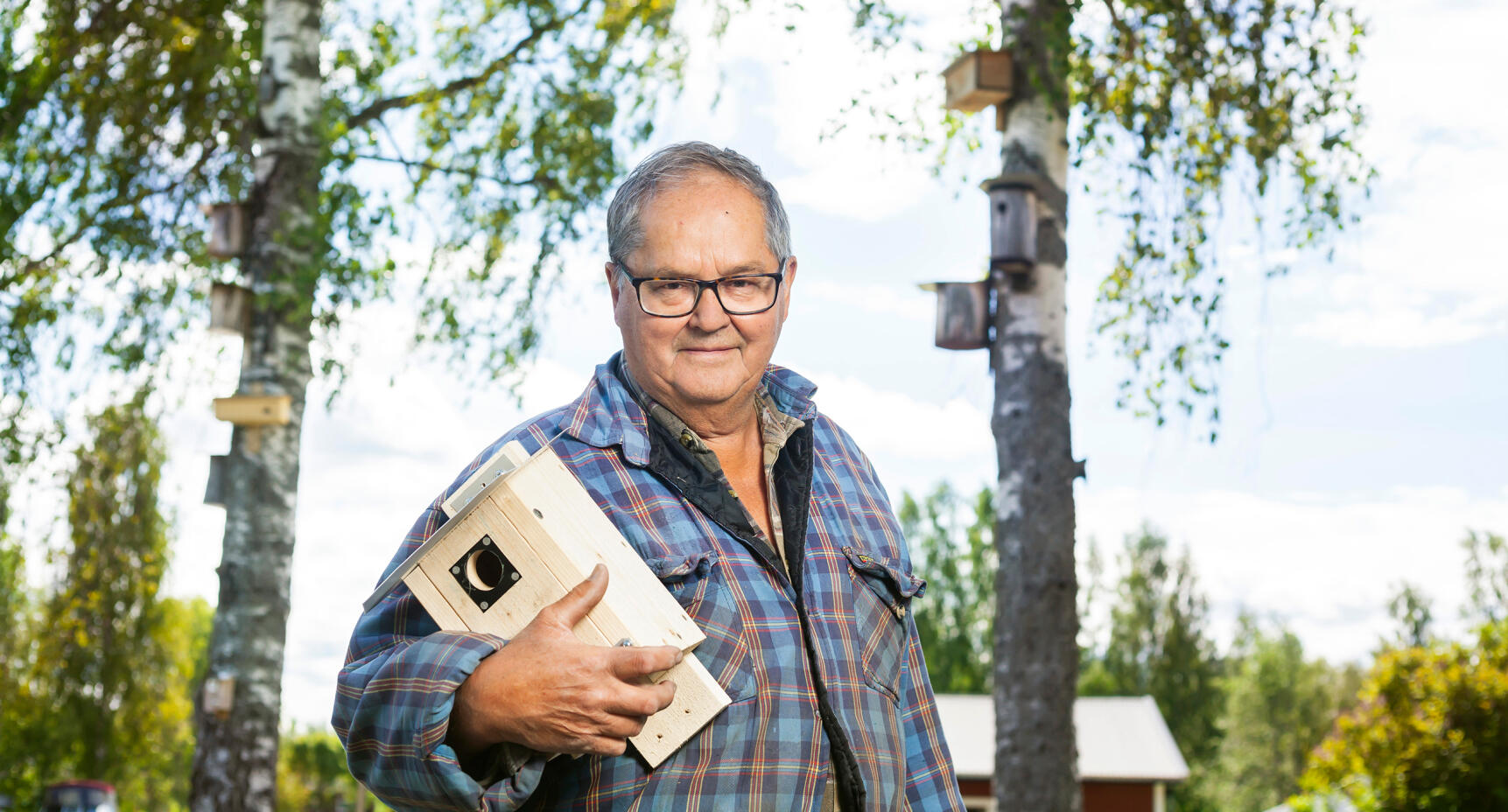 Per-Erik bygger fågelholkar till minne av sin fru: ”Hon var magisk på många sätt”