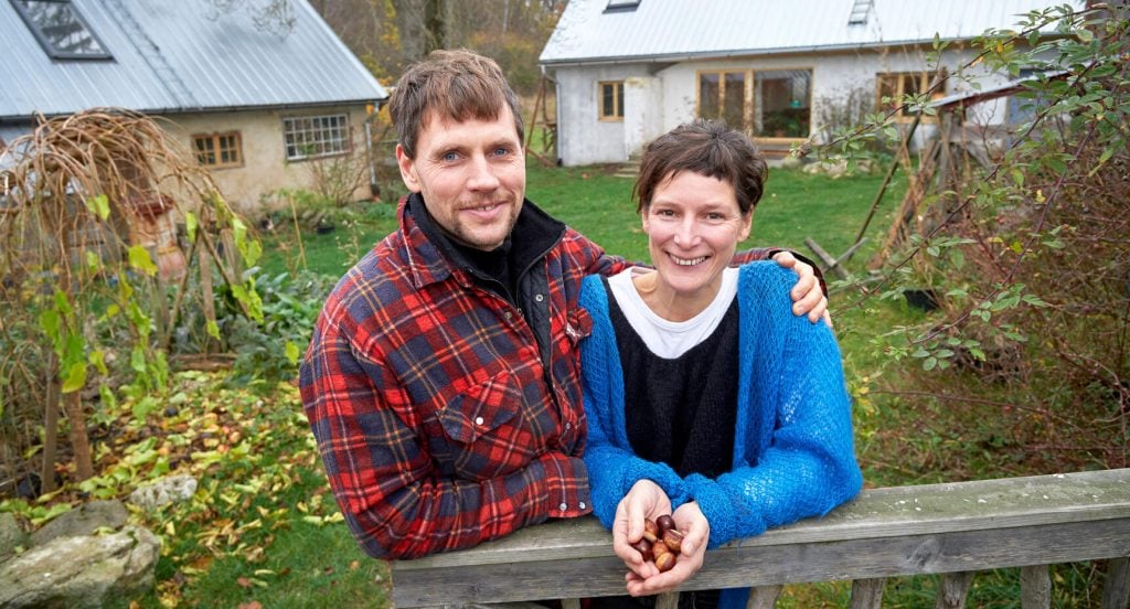 Jona och Etta började plantera nötträd vid sin gård för sex år sedan.