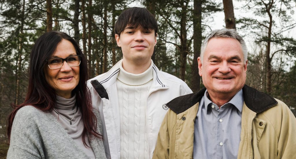 Tack vare en serie lyckosamma omständigheter räddades Viktor till livet den där decemberdagen för 21 år sedan. Mamma Iwona och pappa Magnus är tacksamma.