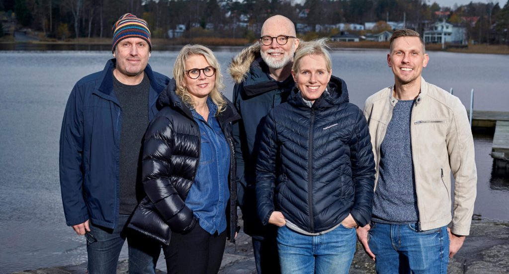 Christian Schmitt och Linda Jägard (till vänster) och Henrik Strömblad (längst till höger) är grannarna som hjälpte till att rädda Jonas Lundell, i mitten. Till höger om Jonas, hans sambo Jenny Thorell.