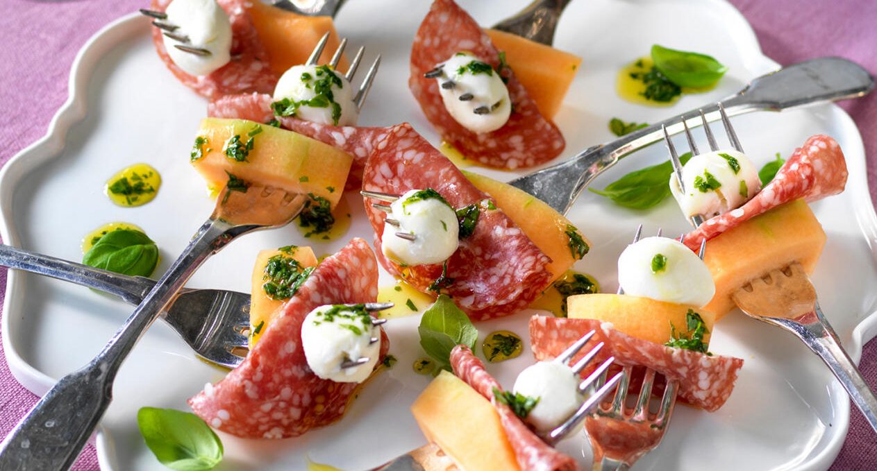Tilltugg på gaffel med melon, salami och mozzarella