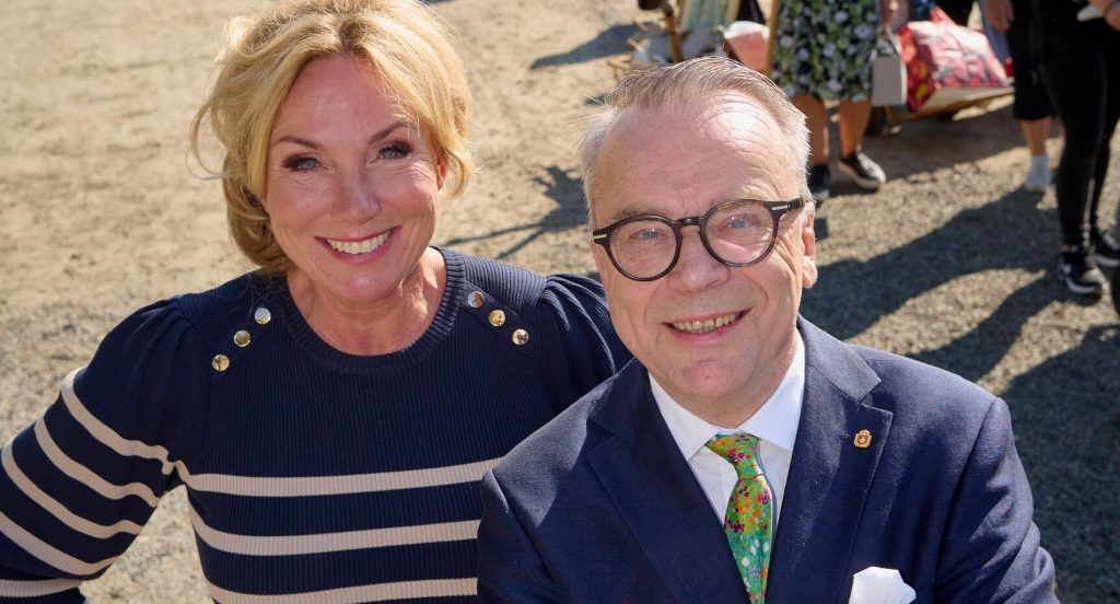 Anne Lundberg och Knut Knutson älskar att få möta publiken på riktigt igen. Bakom dem ringlar köerna långa.