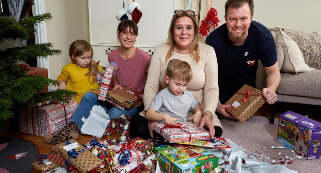 Några dagar före julafton kunde Anya överraska sin dotter Linda och hennes familj med julklappar och gran.