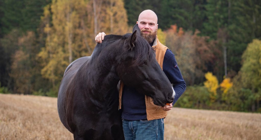 Hästterapin var ett sista desperat försök för Nicholas. Nu går det inte en dag utan att han är i hästars närhet.