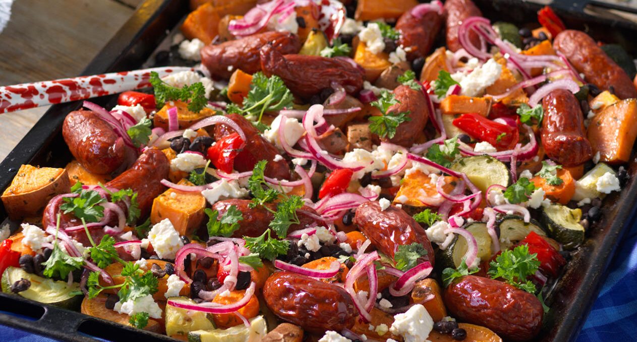 Kryddig korvplåt med sötpotatis