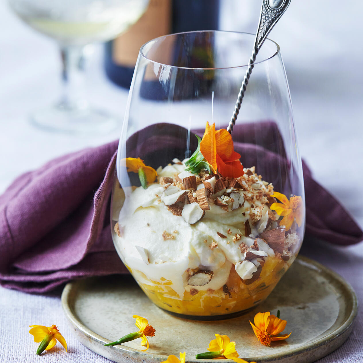 Krämig apelsindessert med nötströssel