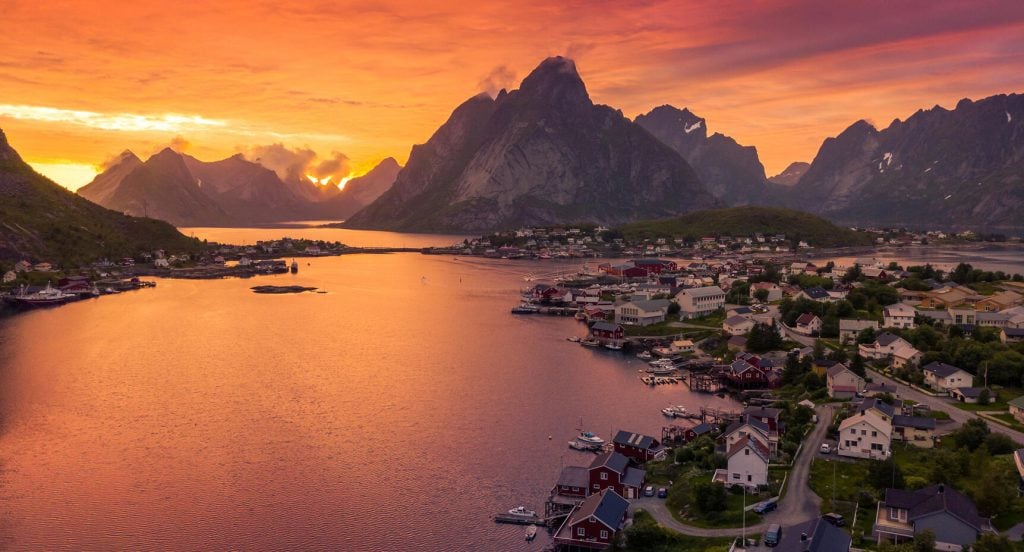 Midnattssolen i Lofoten – en oförglömlig upplevelse! I förgrunden Reine.