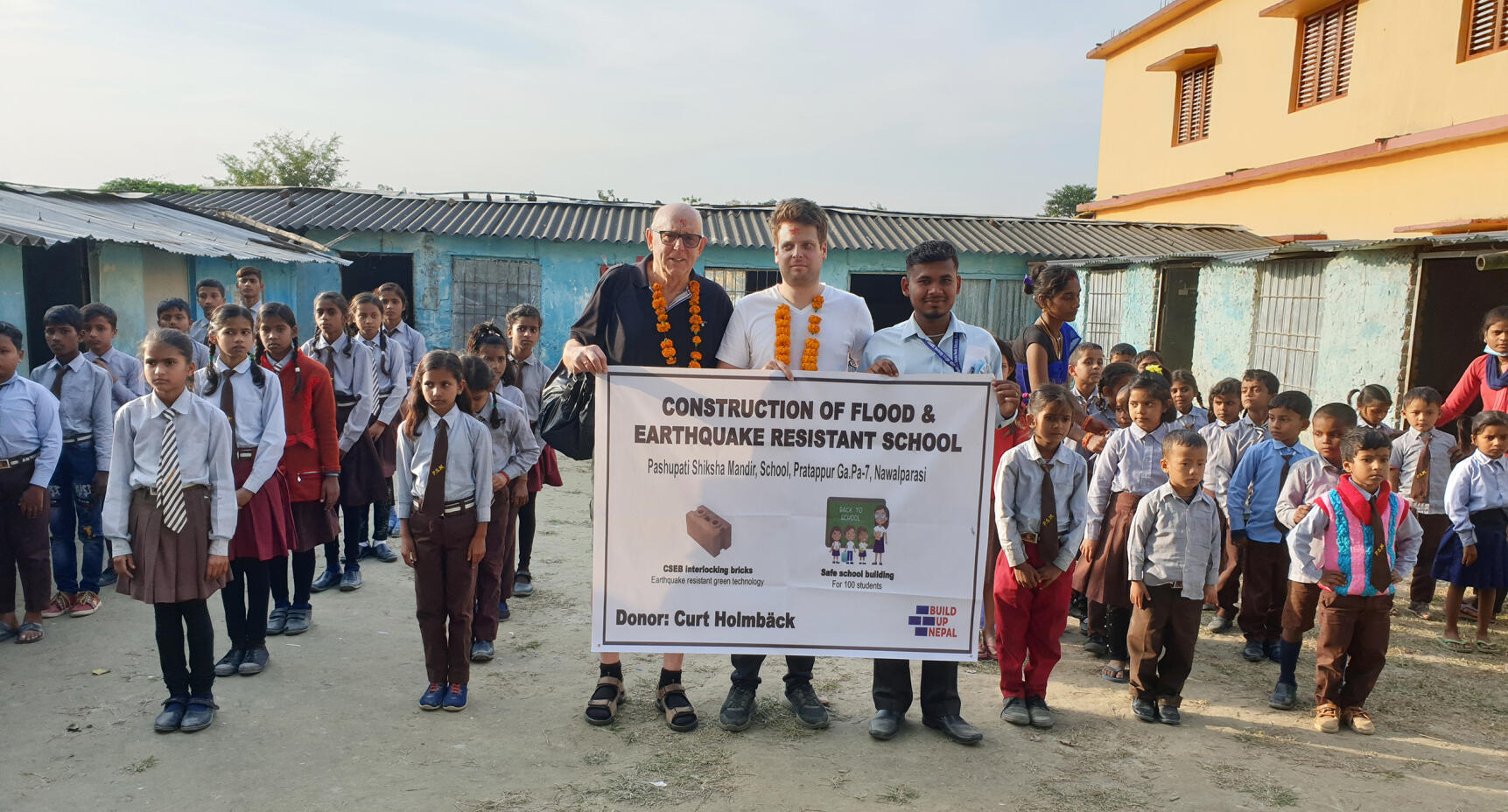 Curt skänker aktievinst till skolbygge i Nepal: ”Meningslöst att ta pengarna med sig i graven”