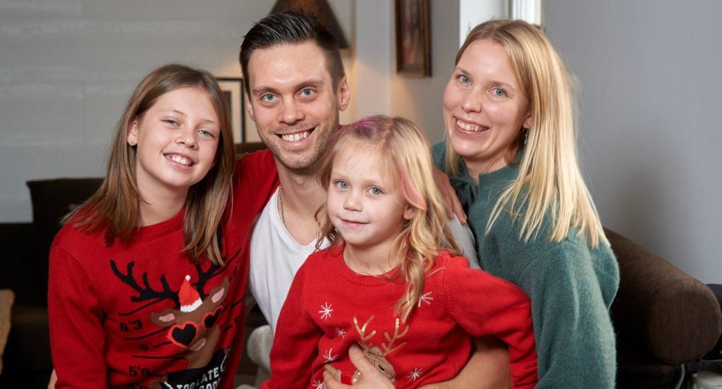 Robin kramar om sina döttrar Ellen och Bianca. Länge var det osäkert om han någonsin skulle kunna göra det igen. Sambon Emilie har varit hans stora stöd i rehabiliteringen.