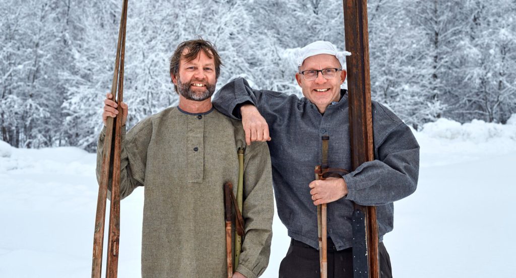 Mattias (vänster) och Jakob (höger) skidar under samma villkor som farfar Ernst, med tunga trälaggar och bambustavar, i vadmalsbyxor och näbbstövlar.