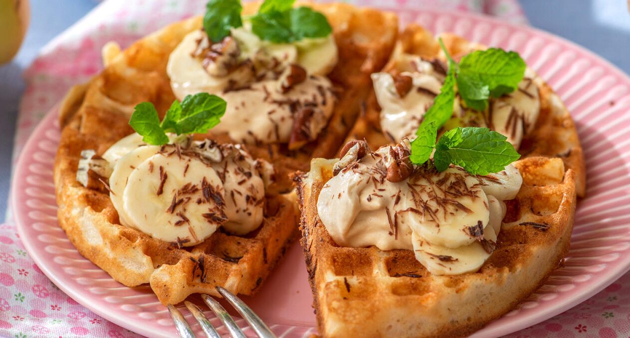 Belgiska våfflor med banan och kolagrädde