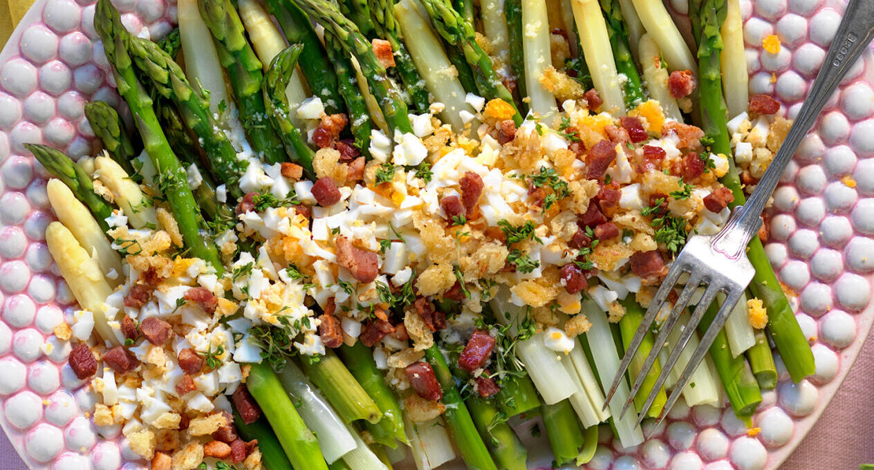 Smörig sparris med bacon- och brödsmul