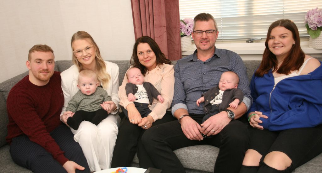 Marcus och hela hans familj samlad. Från vänster: Marcus P, Julia med Melwin i knäet, Kamilla med Elton i knäet, Marcus S med Milion i knäet och Ida.