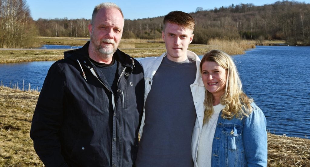 Figo kramar om pappa Percy och mamma Jeanette . Idag är Figo på väg att bli helt frisk.