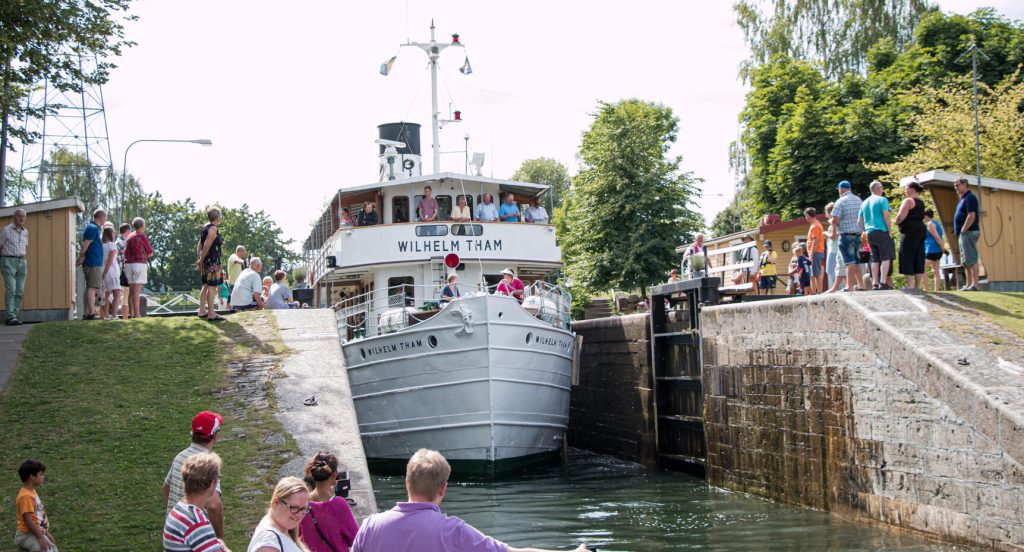 Det samlas alltid åskådare vid slussarna. I år firar Göta kanal 200 år!