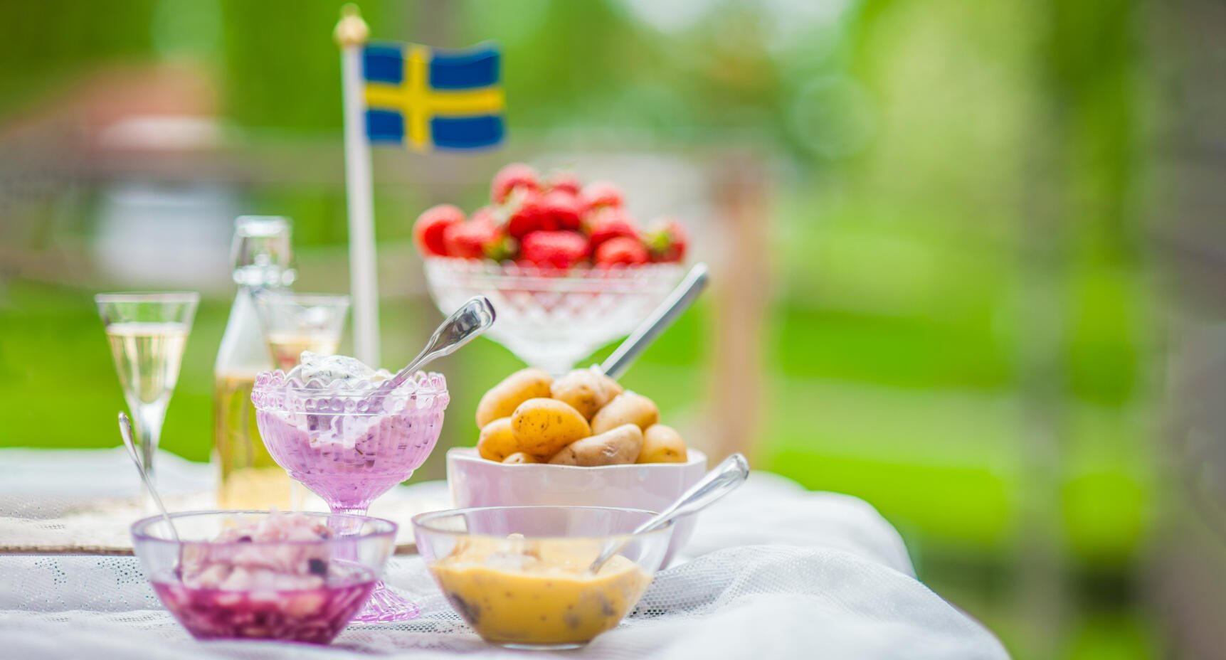 Hur nyttig är midsommarmaten? Här är favoriterna du kan njuta extra av