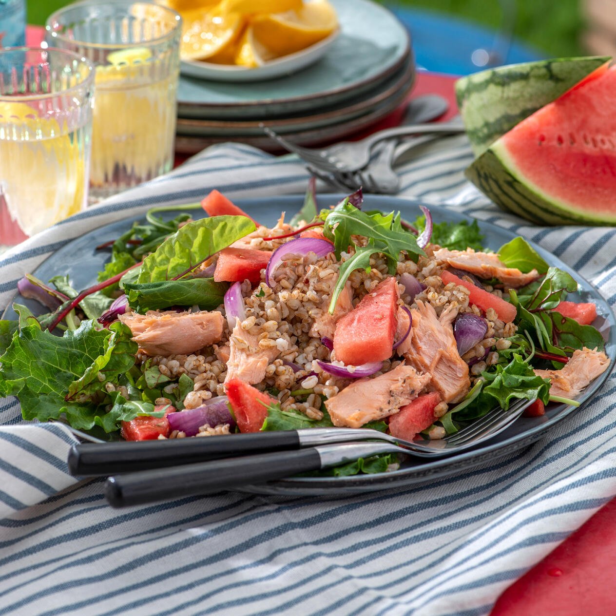 Sallad med matvete, melon och varmrökt lax