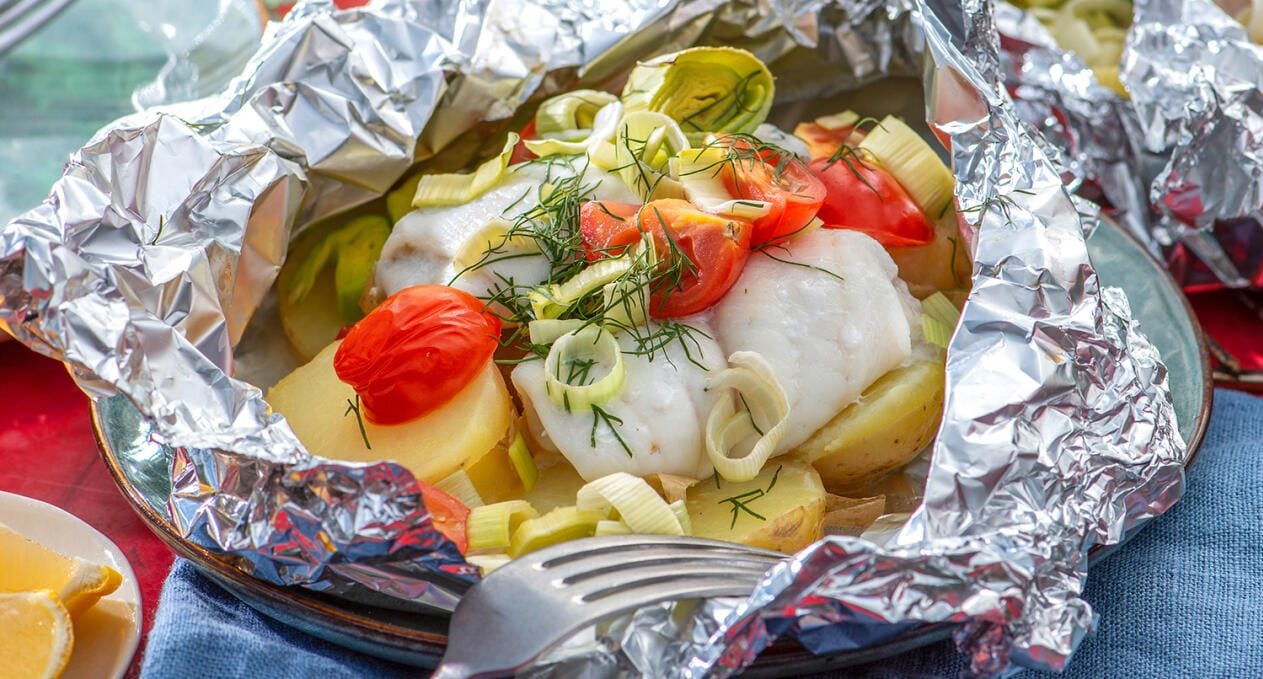 Grillade fiskpaket med potatis och körsbärstomater