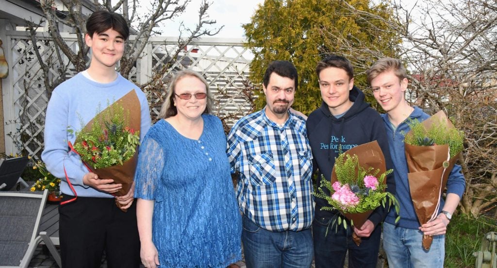 Benny och hans hustru Carita uppvaktade de tre grabbarna med blommor. Till vänster Bernard, till höger Christoffer och Emil.