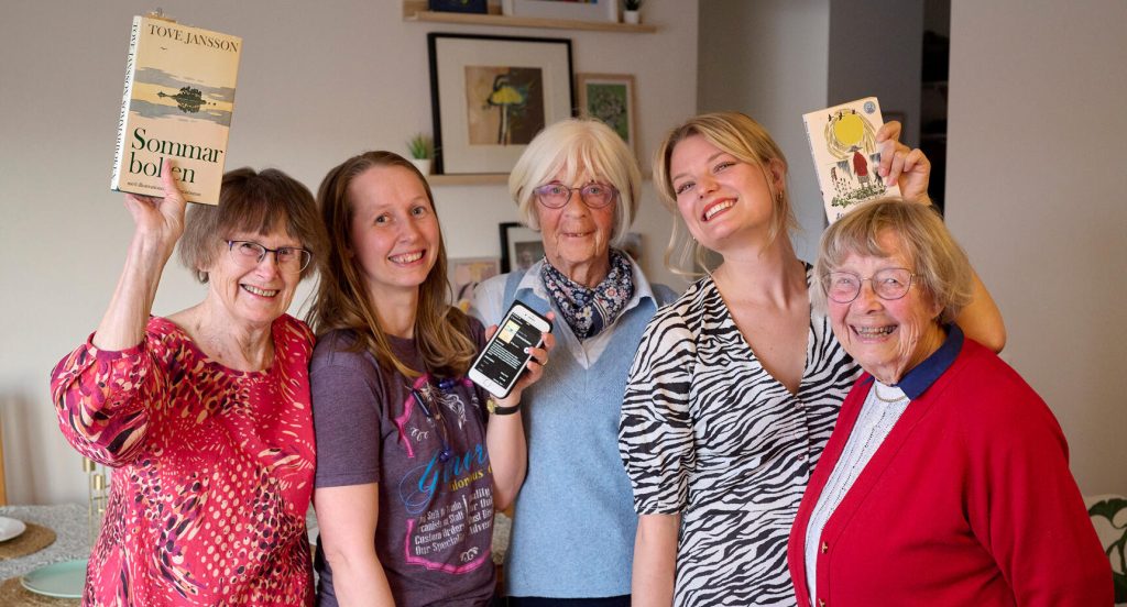 Tre generationer bokälskare: Birgitta, Ellen, Måna, Lovisa och Ann-Marie. Foto: Stefan Lindblom