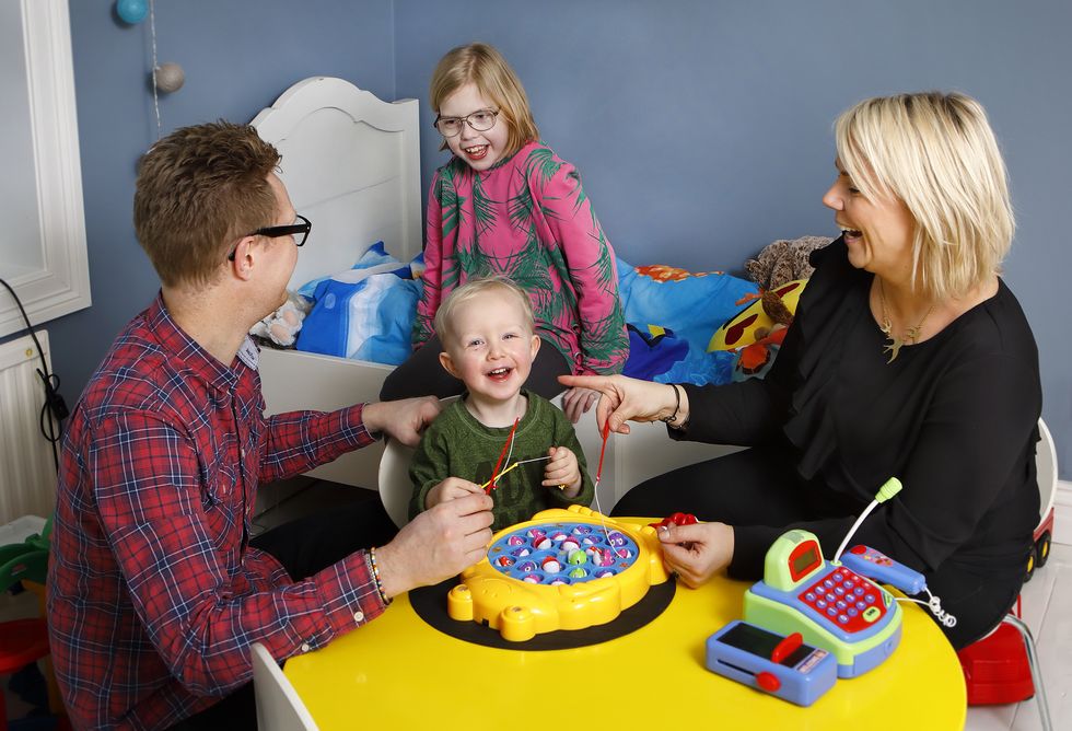 Så hjälpte hockeystjärnan Henrik Lundqvist hjärtsjuka Freja med familj