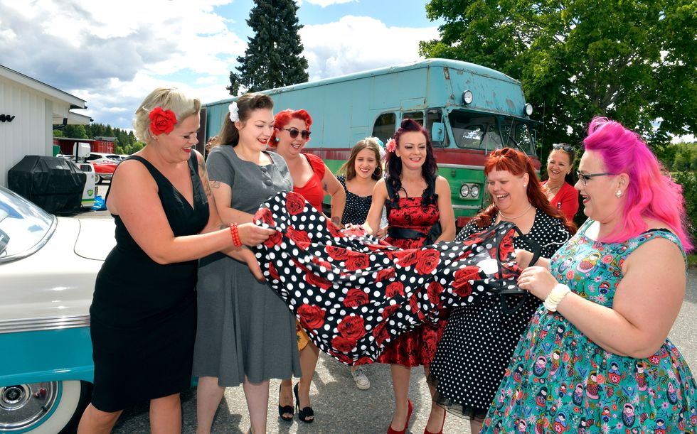 Jaana säljer rockabillykläder i sin buss!