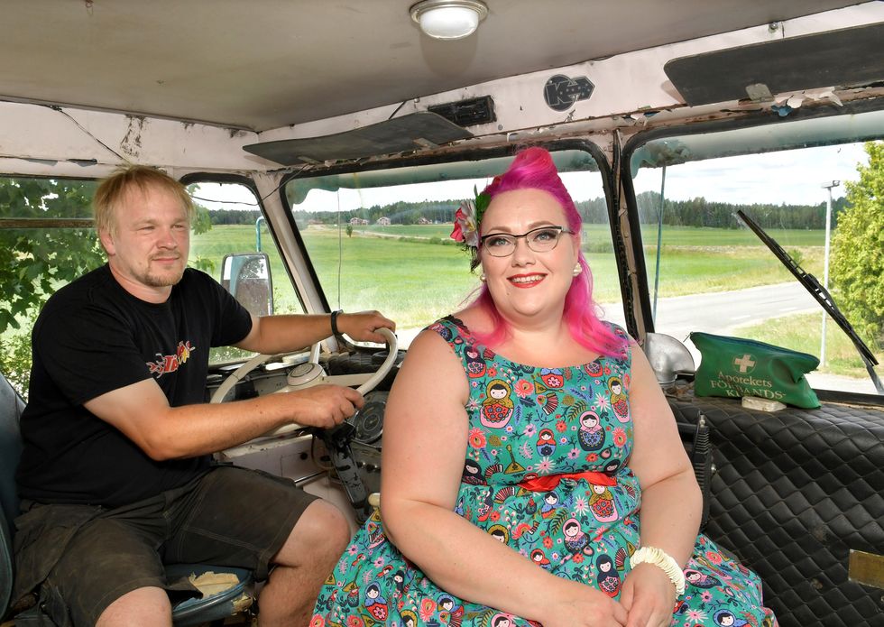 Jaana säljer rockabillykläder i sin buss!