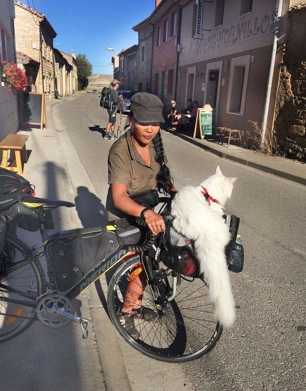 Carla ska cykla jorden runt – med katten Cezar!