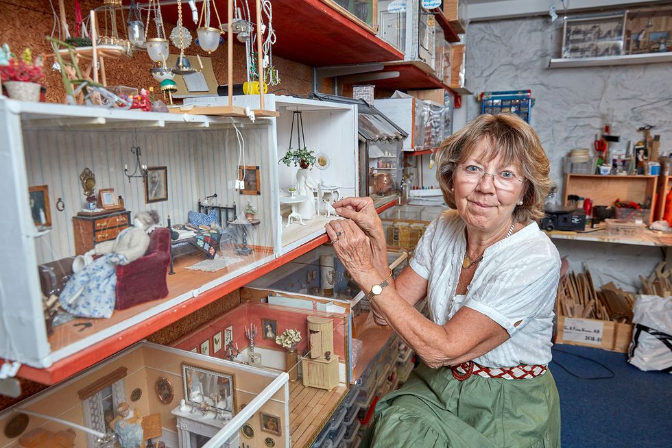 Eva skapar fantastiska miniatyrmiljöer - av sopor!