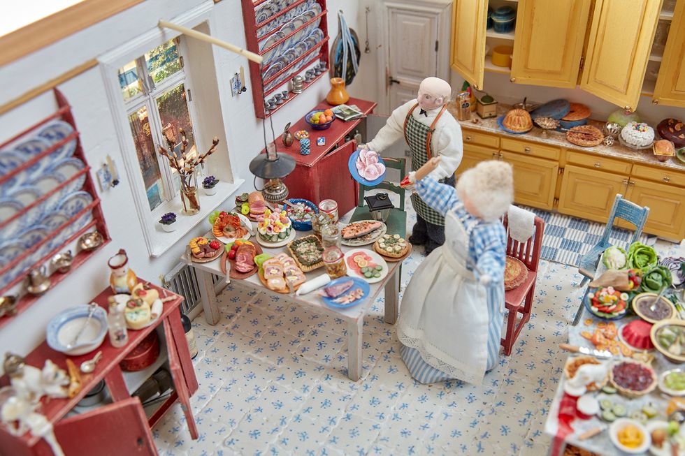 Eva skapar fantastiska miniatyrmiljöer - av sopor!