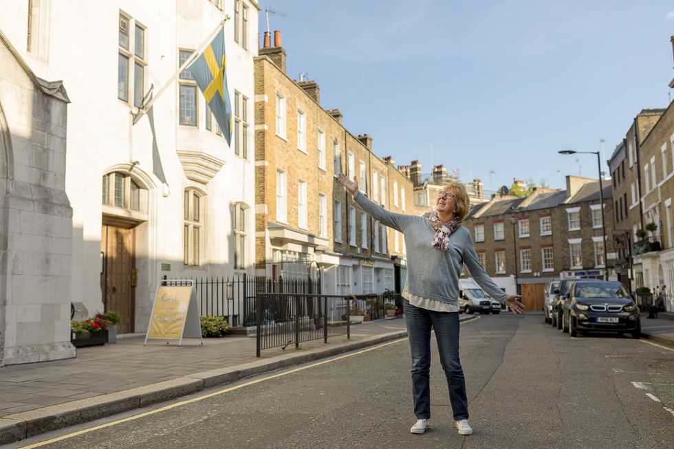 Mona, 58, sålde allt och flyttade till äventyret i London!