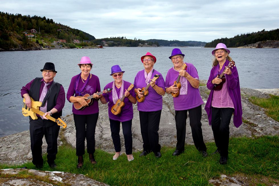 Ukulelegruppen Soliga tanterna sprider glädje med musik!