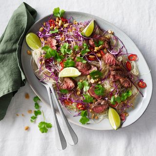 Glasnudelsallad med jordnötter och hjortfilé