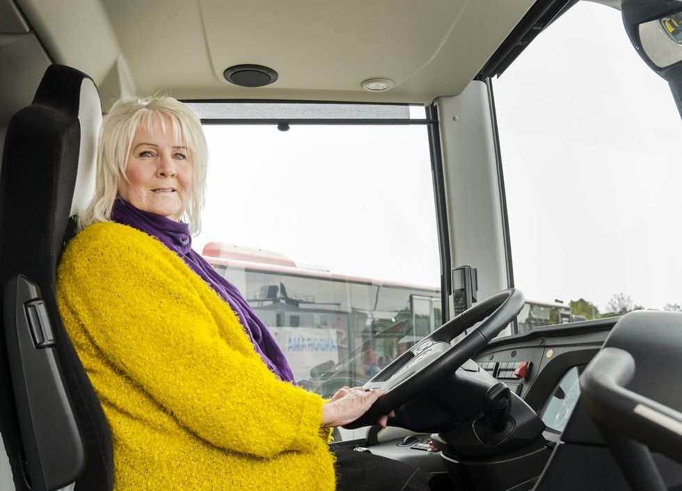 Lena lärde sig köra buss vid 63