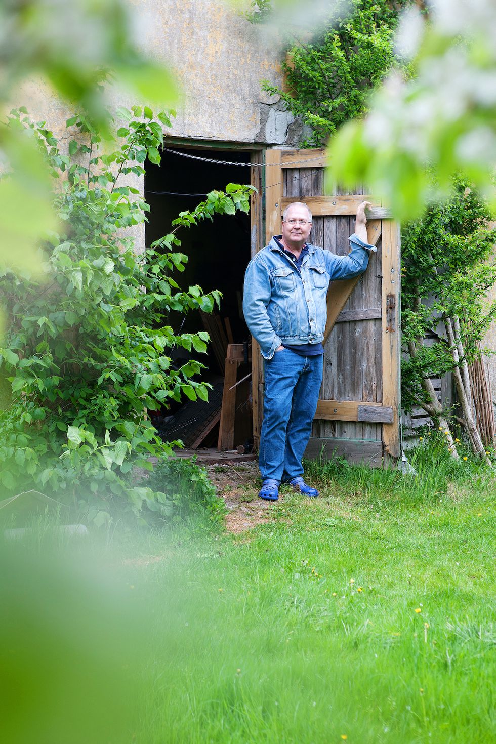 Kika in i Ingemars vackra vårträdgård