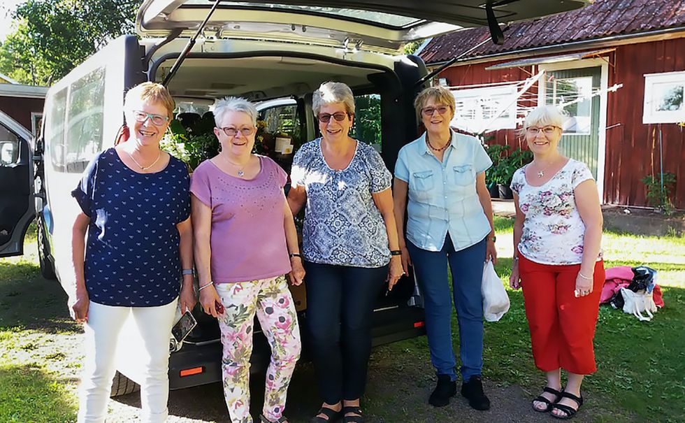 Vännerna fyller bussen med blommor på sina resor