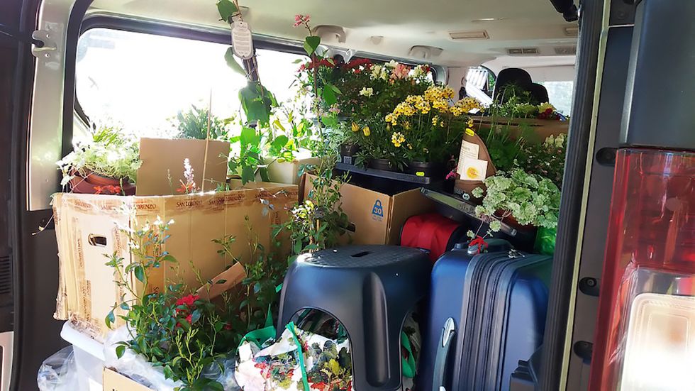 Vännerna fyller bussen med blommor på sina resor