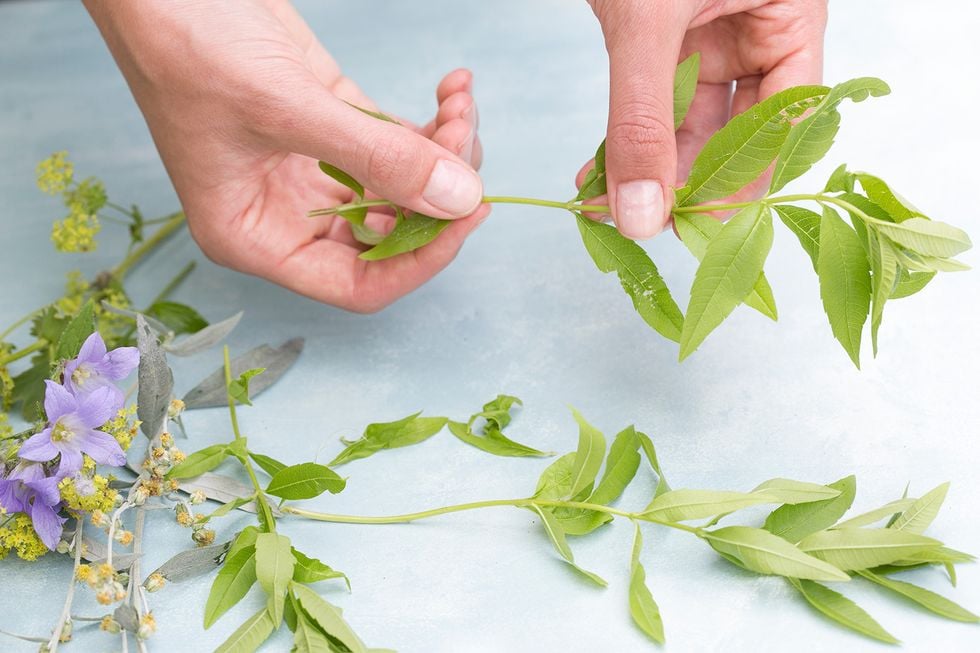 Lär dig binda din egen midsommarbukett!