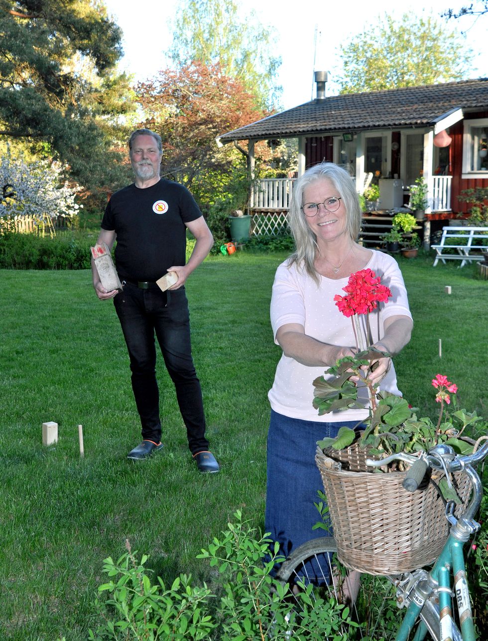 Gunilla och Peter bestämmer över var sin del av trädgården!
