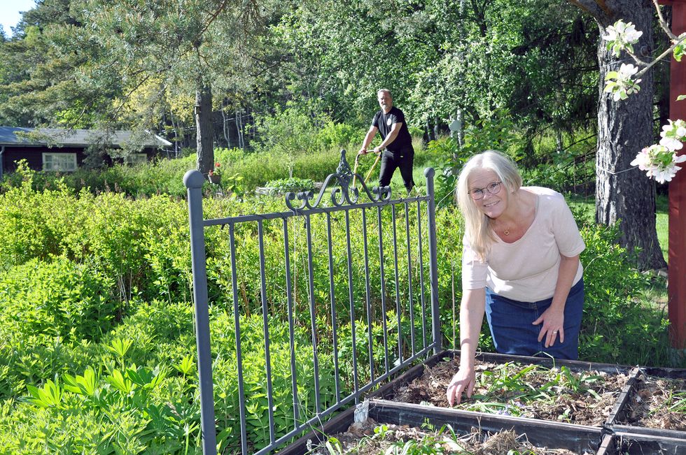 Gunilla och Peter bestämmer över var sin del av trädgården!